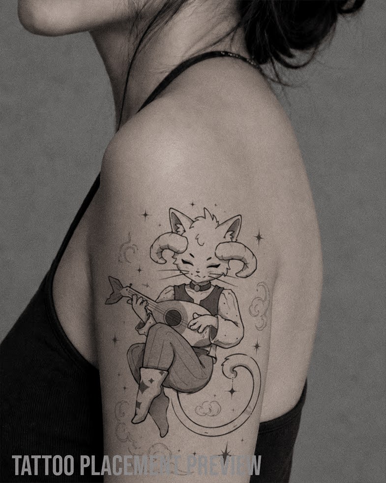 Fantasy Tattoo mit anthropomorphem Katzen Barden, kleinen Hörnern, Laute, geschlossenen Augen, sitzender Pose, Sternen, Wolken und magischen Details. DnD Character Tattoo im Black and Grey Stil auf dem Oberarm.