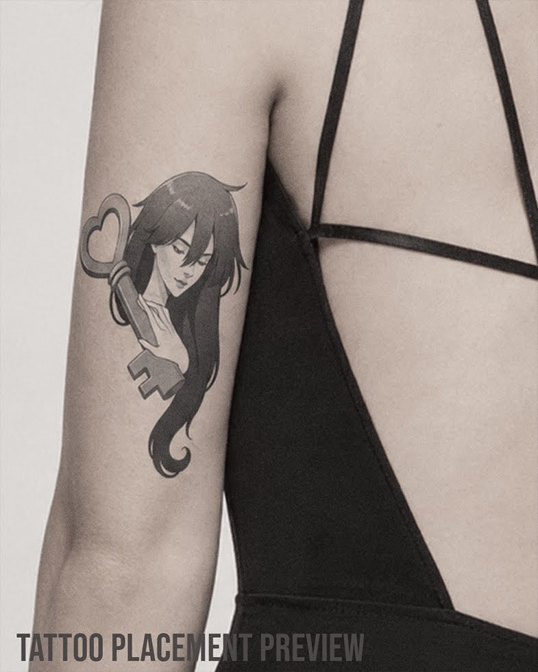Black and Grey Character Tattoo mit weiblichem Fantasy Porträt, langen dunklen Haaren, ruhigem Blick und großem Schlüssel mit Herz Griff auf dem Oberarm.