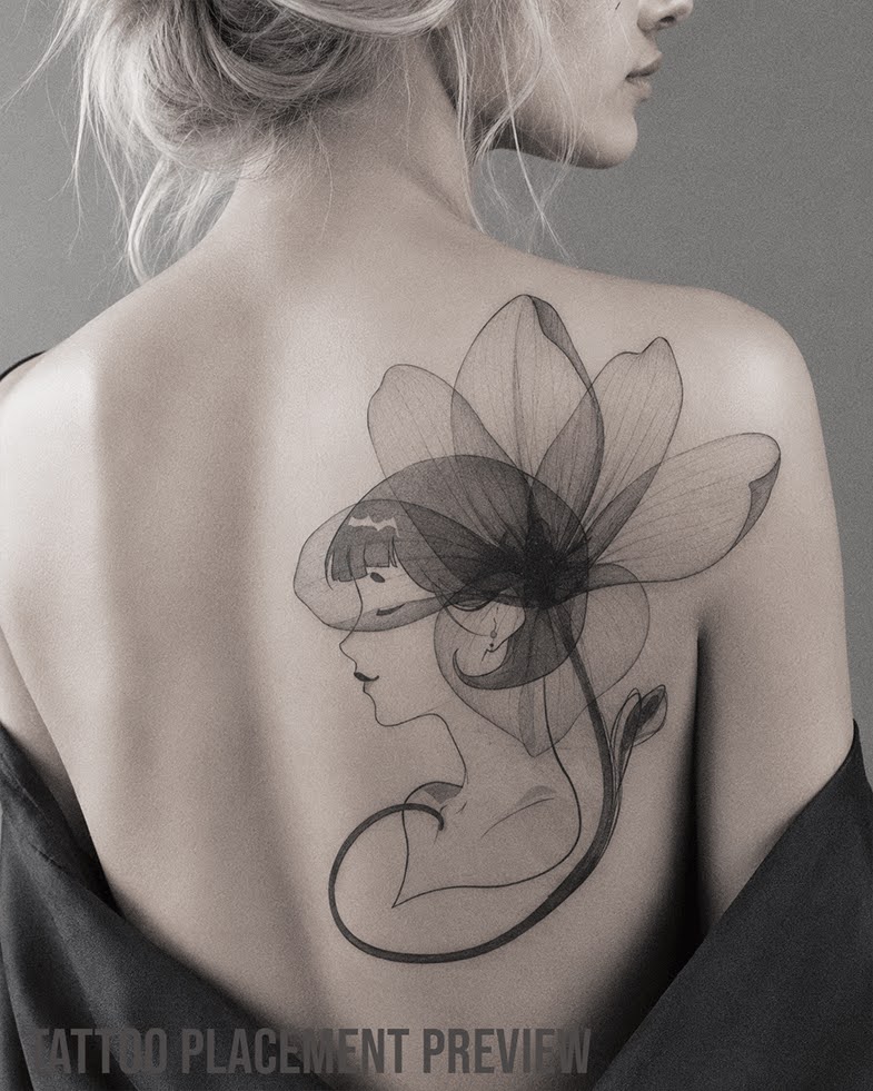 Elegantes Fineline Flower Tattoo auf dem Rücken mit weiblichem Profil, geschlossenen Augen, kurzer Frisur, großer transparenter Blüte, feinen Blütenblättern und geschwungenem Blumenstiel. Black and Grey Floral Tattoo Design auf dem Schulterblatt.