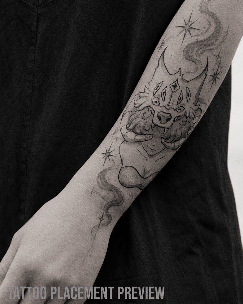 Magisches Anime Tattoo Design mit weiblichem Fantasy Charakter, Wolfskopf-Maske, langen Hörnern, geschlossenen Augen, großen Locken, Schmuckelement auf der Stirn und ornamentalen Rauch- oder Flammenlinien. Black and Grey Manga Tattoo auf der Wade, geeignet für Bein Tattoo, Waden Tattoo oder Fantasy Sleeve.