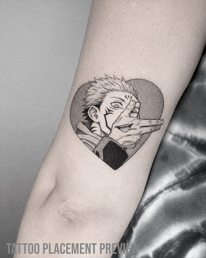 Anime Tattoo mit Ryomen Sukuna aus Jujutsu Kaisen. Manga Charakter mit kurzen hellen Haaren, markanten schwarzen Gesichtstätowierungen oder Fluchmalen, grinsendem Gesichtsausdruck und auffälliger Handpose vor dem Gesicht. Das Motiv ist in einer dunklen Herzform platziert und als Black and Grey Anime Tattoo auf dem Unterarm umgesetzt.