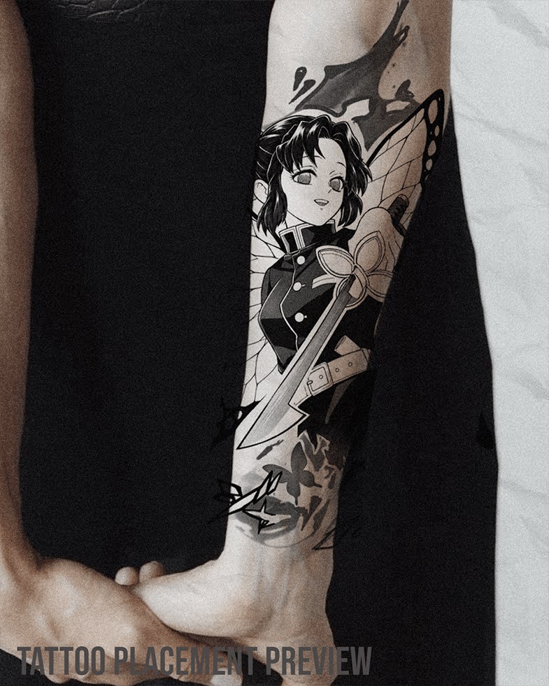 Shinobu Kocho Tattoo aus Demon Slayer / Kimetsu no Yaiba im Manga Stil. Anime Mädchen mit kurzen dunklen Haaren, Dämonenjäger-Uniform, Katana / Nichirin Schwert, großen Schmetterlingsflügeln und Butterfly Details. Black and Grey Anime Character Tattoo für Unterarm, Innenarm, Oberarm oder Anime Sleeve.