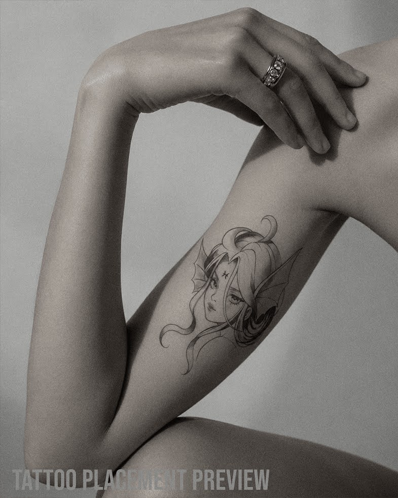 Elegantes Sternzeichen Fische Tattoo mit weiblichem Fantasy Charakter, spitzen Ohren, langen geschwungenen Haaren, zarten Gesichtszügen und feinen Fineline Details. Black and Grey Pisces Tattoo auf dem Oberarm.