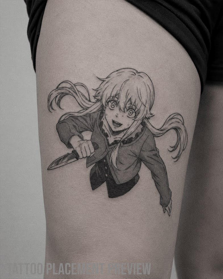 Yuno Gasai Tattoo aus Mirai Nikki / Future Diary mit langen Zöpfen, großen Anime Augen, Schuluniform, Messer in der Hand und dynamischer Pose. Black and Grey Manga Tattoo auf dem Oberschenkel.