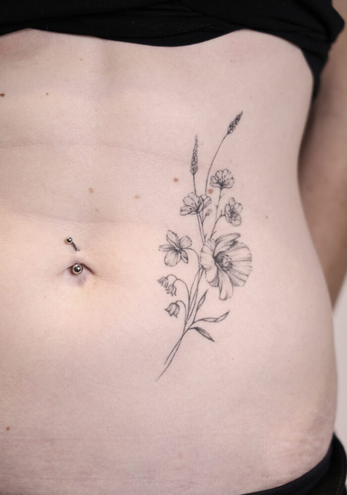 geheiltes Fine line Tattoo auf dem bauch frau Zürich